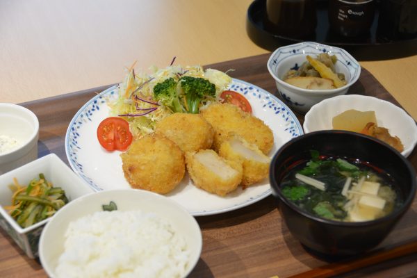 泳ぐホタテフライ定食